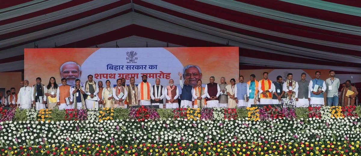 RakeshpoddarK's tweet photo. माननीय मुख्यमंत्री श्री @NitishKumar जी द्वारा 10वीं बार शपथ ग्रहण पर हार्दिक बधाई। उपमुख्यमंत्री श्री @samrat4bjp जी एवं श्री @VijayKrSinhaBih जी सहित नवनियुक्त मंत्रिमंडल को भी शुभकामनाएँ और बधाई। https://t.co/5A0cJN5784