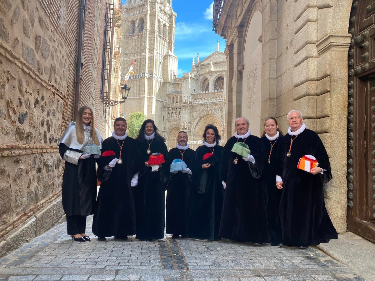 Nuestro centro <a href="/RCU_MC/">Real Centro Universitario Escorial María Cristina</a>  - <a href="/OSA_Agustinos/">Agustinos</a> esta de celebración ya que el pasado domingo 16 de noviembre tuvo lugar en Toledo el acto de apertura de  curso y entrega de diplomas a los nuevos cofrades de la Cofradía  Internacional de Investigadores Santísimo Cristo de la Oliva.