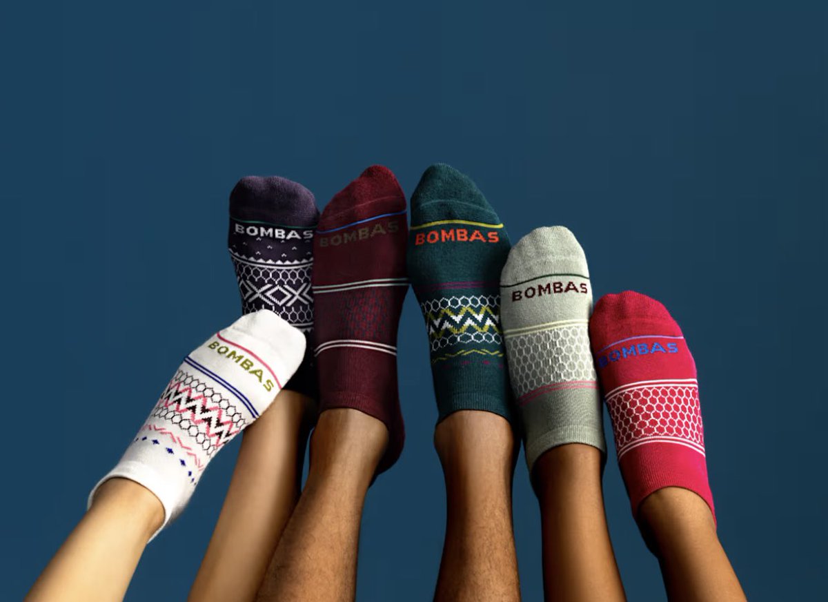 build_it__'s tweet image. חברה  שלקחה את המוצר הכי משעמם בארון שלנו  והפכה אותו לעסק שמוכר מיליארדים .

-Bombas

מותג אמריקאי שהפך גרביים בסיסיות לאימפריה של ביגוד־נוחות.
 גרביים, חולצות, הלבשה תחתונה, נעלי בית.

אבל הם לא מוכרים בד. הם מוכרים תחושה.

מה הופך אותם לשונים?

 ריפוד מדויק. תפר בלתי מורגש…