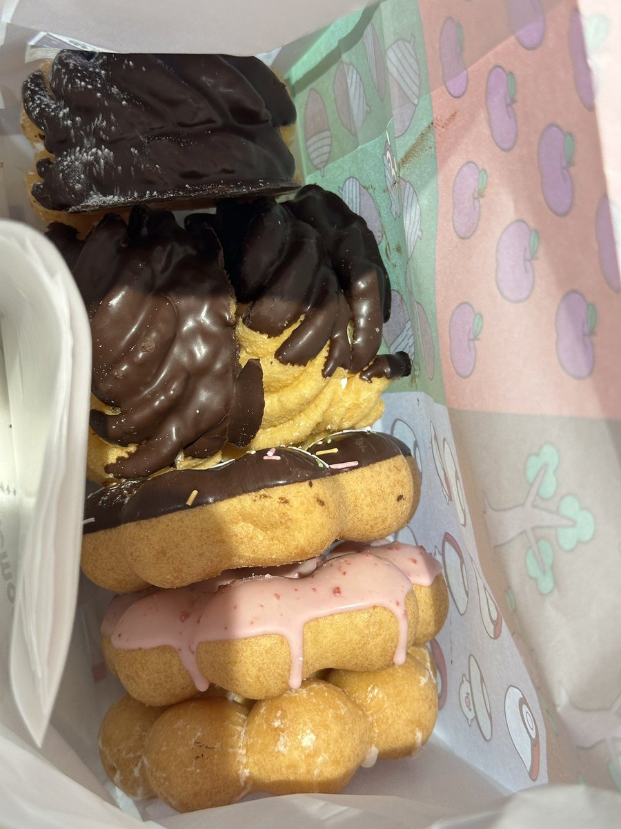 dhw_himeji's tweet image. 本日も姫路のお天気は晴れでした！🌞
お昼間は暖かくて過ごしやすかったです🫶🏻

先日受講生さんがドーナツを差し入れてくださいました☺️🍩
他の受講生さんたちと一緒にいただいて、みんな大喜びでした🥹ありがとうございました！🙌🏻

#webデザイナー #webスクール #姫路