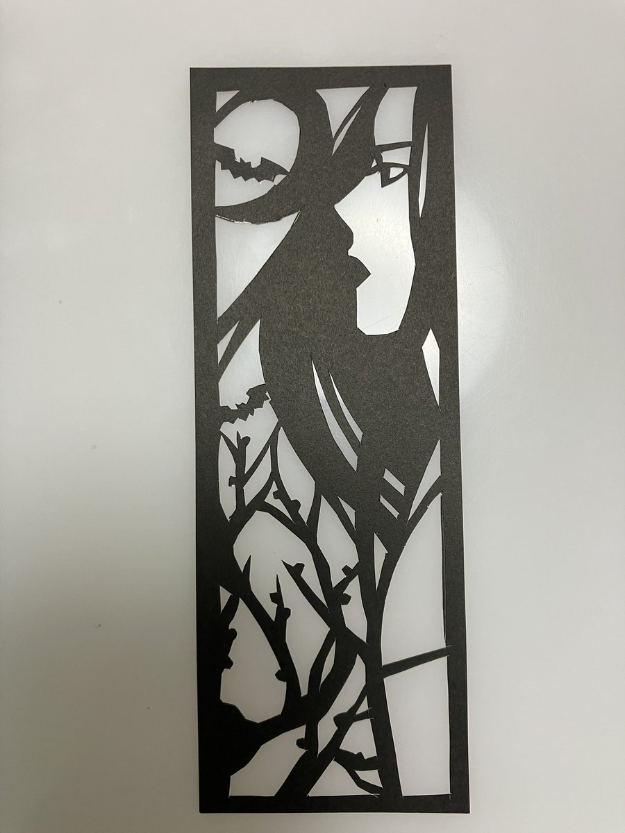 marikosano_o's tweet photo. 文フリで配る栞を、切り絵で作ってる。まあまあうまく切れたのに、糊で失敗した。千代紙はない方がいいかなあ。
#文学フリマ41 https://t.co/UITr4rkBBk
