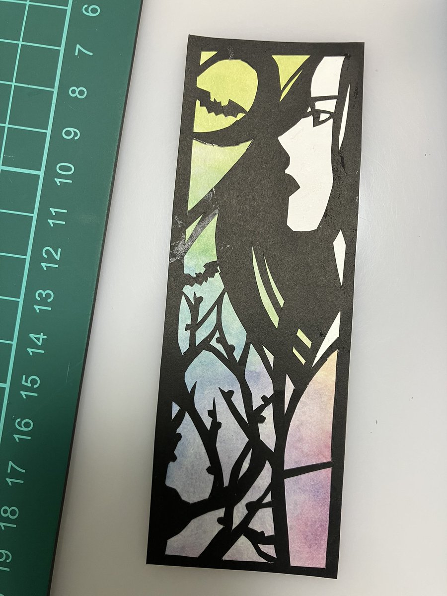 marikosano_o's tweet photo. 文フリで配る栞を、切り絵で作ってる。まあまあうまく切れたのに、糊で失敗した。千代紙はない方がいいかなあ。
#文学フリマ41 https://t.co/UITr4rkBBk
