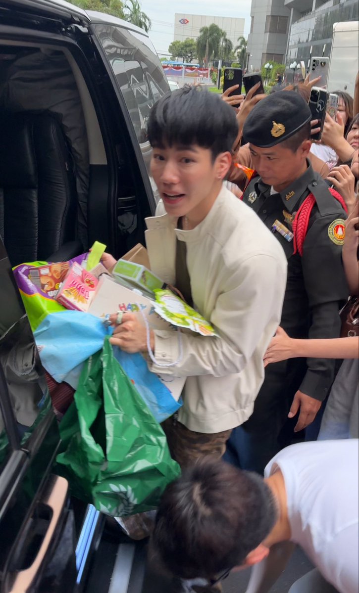 mysweetwowo's tweet image. you can always count on war to bring a huge ass bag to bring all the gifts home 😭😭😭😭😭