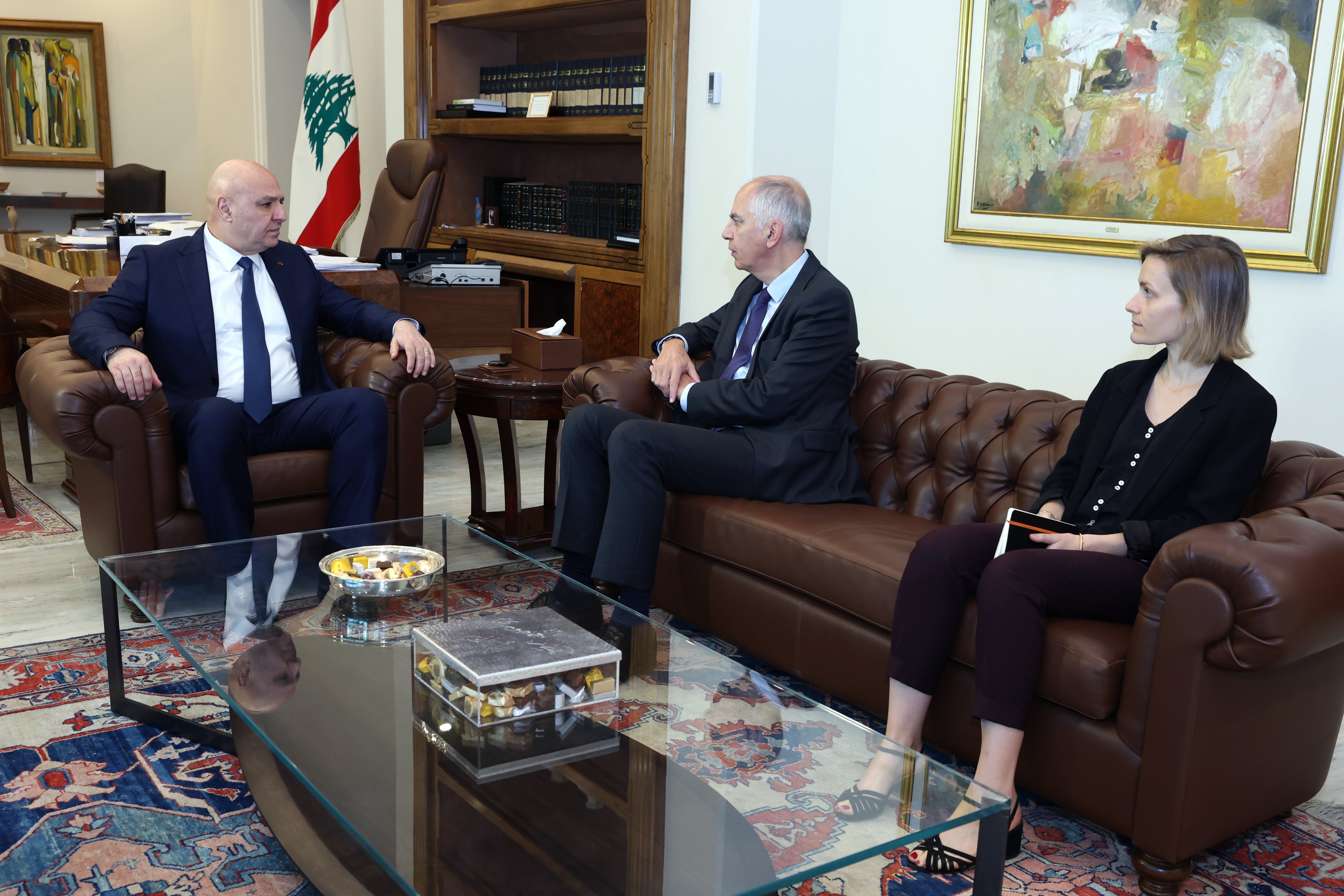 رئيس الجمهورية،العماد جوزف عون، مع السفير الفرنسي (الرئاسة اللبنانية، إكس). 