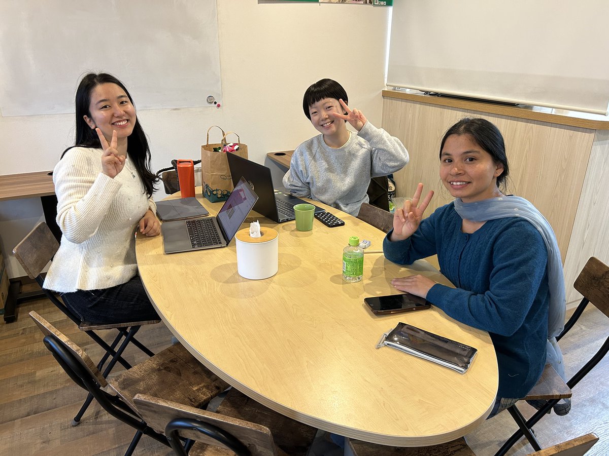 phdkyokai's tweet image. \\本日の事務所の様子🌱//

本日は国内研修生2人とルビーさんが事務所にいました🌈東日本研修から帰ってきたばかりのルビーさん🗼東日本での思い出を嬉しそうに国内研修生に話していました🥰

#phd #phd協会 #国際協力 #神戸市ngo #研修生 #国内研修生 #ネパール #手話