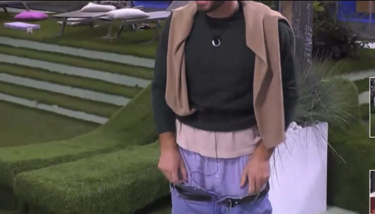 zabetta97's tweet photo. Chi MERITA                                           chi merita 
la FINALE                                  di andare a casa 

#GrandeFratello
#blondies https://t.co/OaYJm7RiSY