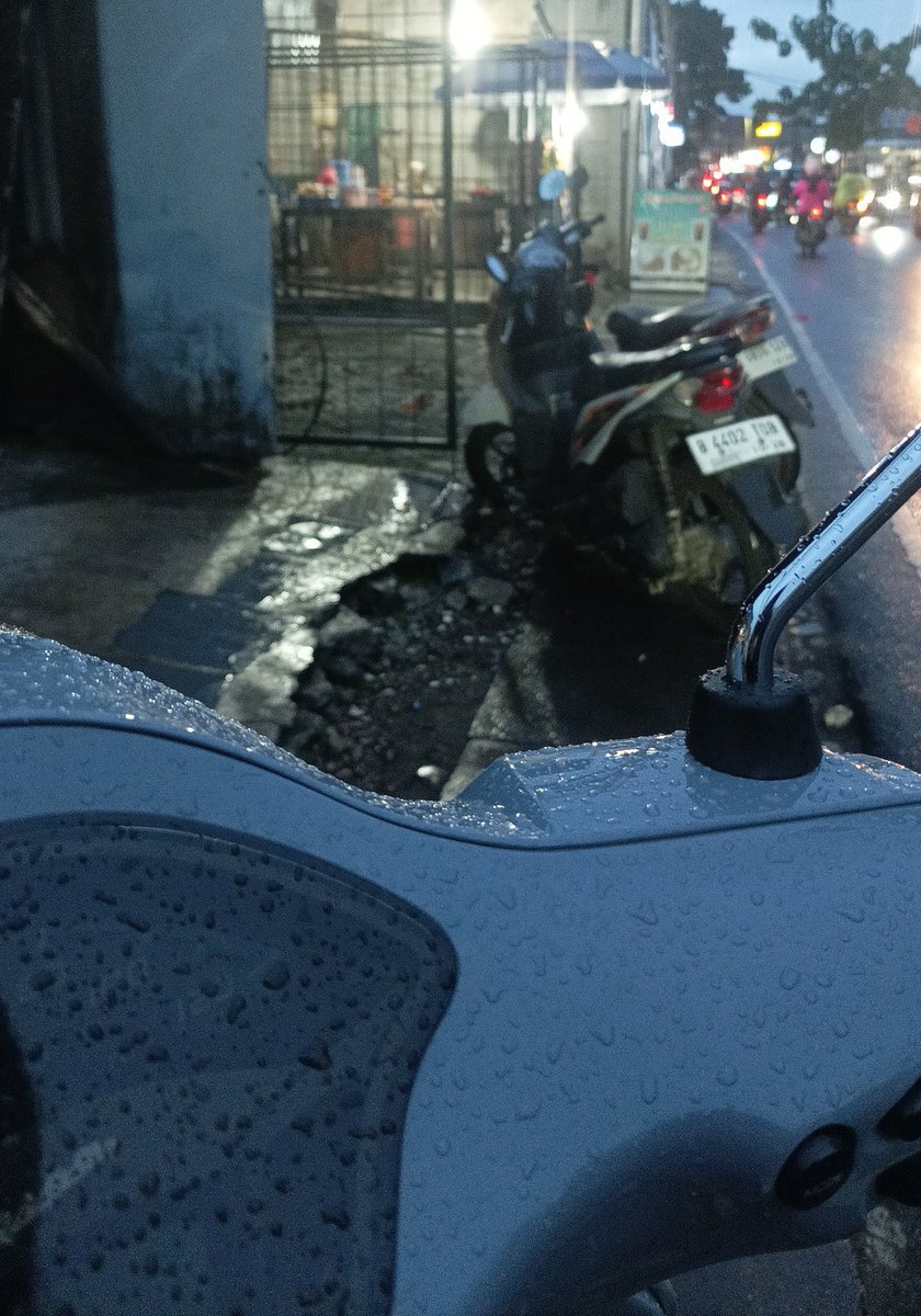 benjaminJDyck's tweet image. ujan-ujan membeli makan, cakep, iya makasih