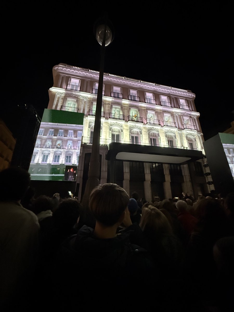 Apple celebra su 40 aniversario en España con un concierto histórico en la Puerta del Sol

“El Encuentro”, el concierto gratuito que transformó anoche la Puerta del Sol de Madrid, reunió a más de 15.000 personas. Una fusión de arte y tecnología en la que Apple utilizó más de