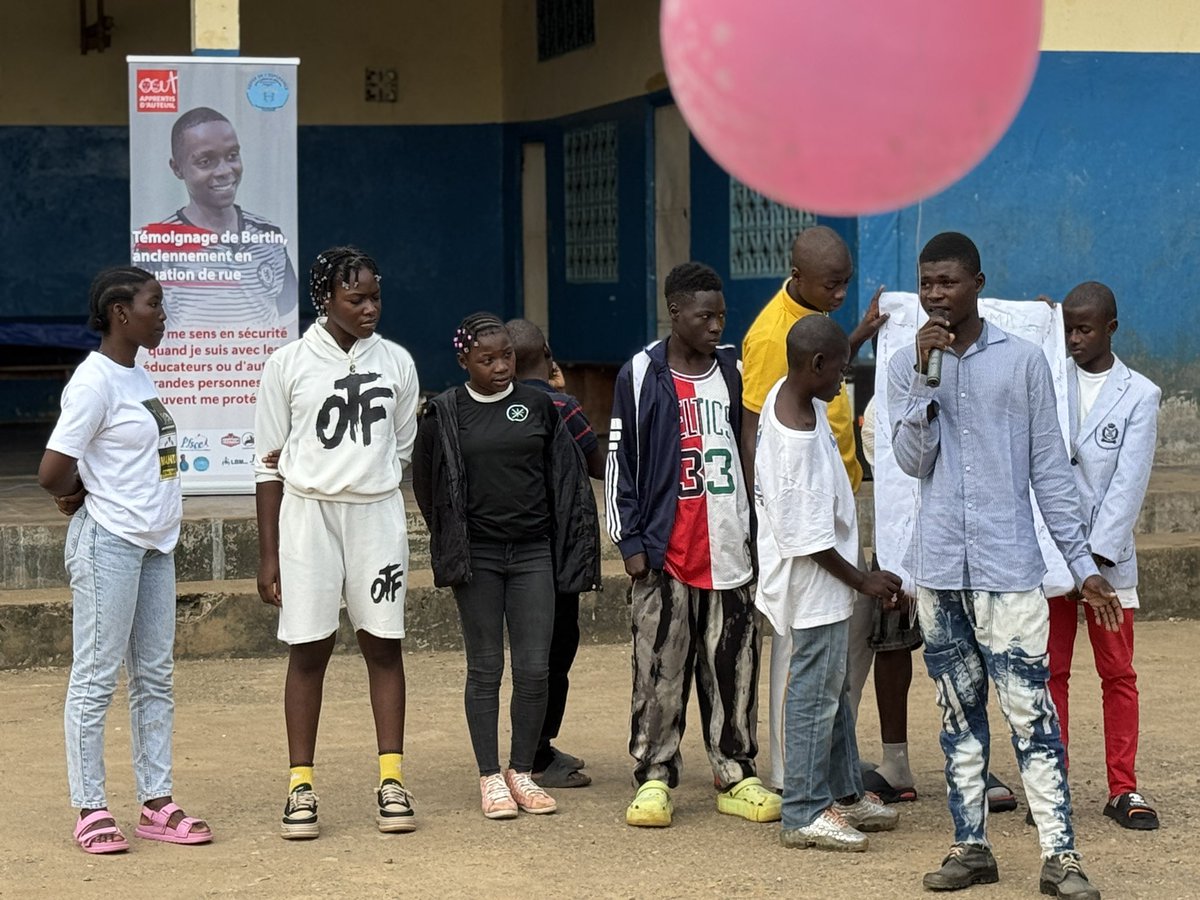 AkereMuna's tweet photo. Journée Mondiale des Droits de l'Enfant – 20 Novembre 2025 : « Mon Jour, Mes Droits »

Ce fut un honneur de participer à la commémoration de cette journée au sein du « Foyer de l'Espérance »à Yaoundé , en reconnaissance des efforts extraordinaires qu'il déploie pour la protection des droits de l'enfant, particulièrement ceux des enfants en situation de rue.

En cette Journée mondiale placée sous le thème « Mon Jour, Mes Droits », nous sommes tous invités à prêter une oreille attentive à la voix des enfants. Il s'agit de comprendre leur réalité quotidienne : les moments où leurs droits sont respectés, ceux où ils sont bafoués, et la manière dont ils les revendiquent avec courage.

Cependant, dans le contexte post-électoral que nous traversons, nous faisons face à une contradiction des plus troublantes. Alors que notre devoir est de protéger les plus vulnérables, nous sommes instead témoins de l'arrestation et de la détention d'enfants, notamment ceux vivant dans la rue, pour leur implication présumée dans des manifestations.

Il ne saurait y avoir de droit à la participation sans le droit à la sécurité et à la protection. Un enfant derrière les barreaux ne peut pas célébrer « Mon Jour, Mes Droits ».

C'est pourquoi, aujourd'hui plus que jamais, nous devons exiger que le droit de chaque enfant à s'exprimer librement et à être protégé contre la violence et toute détention arbitraire ne soit pas qu'un simple thème, mais un principe d'action non-négociable.

Écoutons-les vraiment. Protégeons-les concrètement. Leur voix est leur droit.