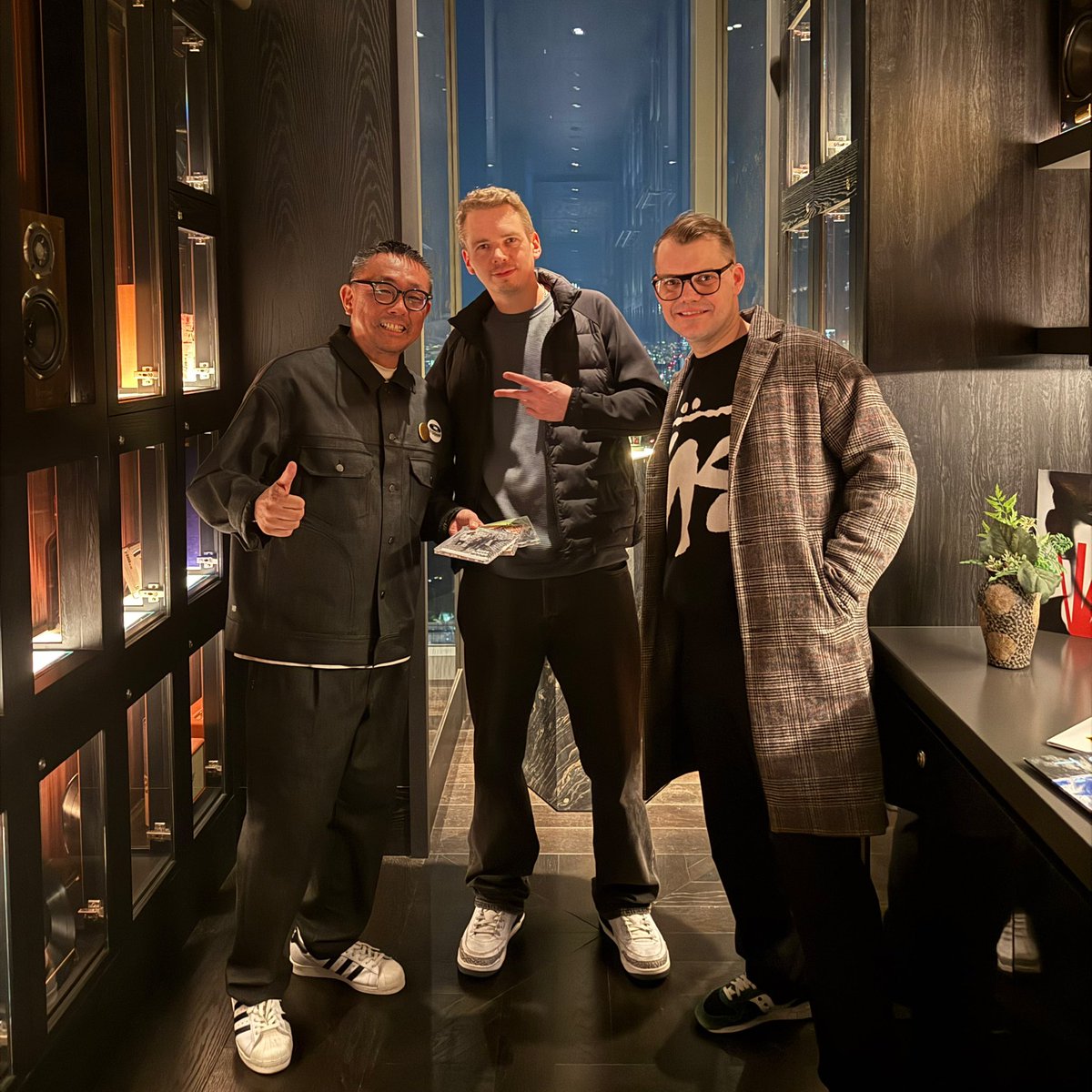 djdennai's tweet image. 2023年にYOUTUBEでコラボしたDJ BABA FRESHさんが自分が選曲を務めるOFF RECORDに遊びに来てくださいました‼️最高な出来事でした🙏🇨🇭🇯🇵🤝
僕らを引き合わせてくれたJIMMY KOPROTOさんにあらためて感謝です🙇
ありがとうございました‼️

#citypop #シティポップ