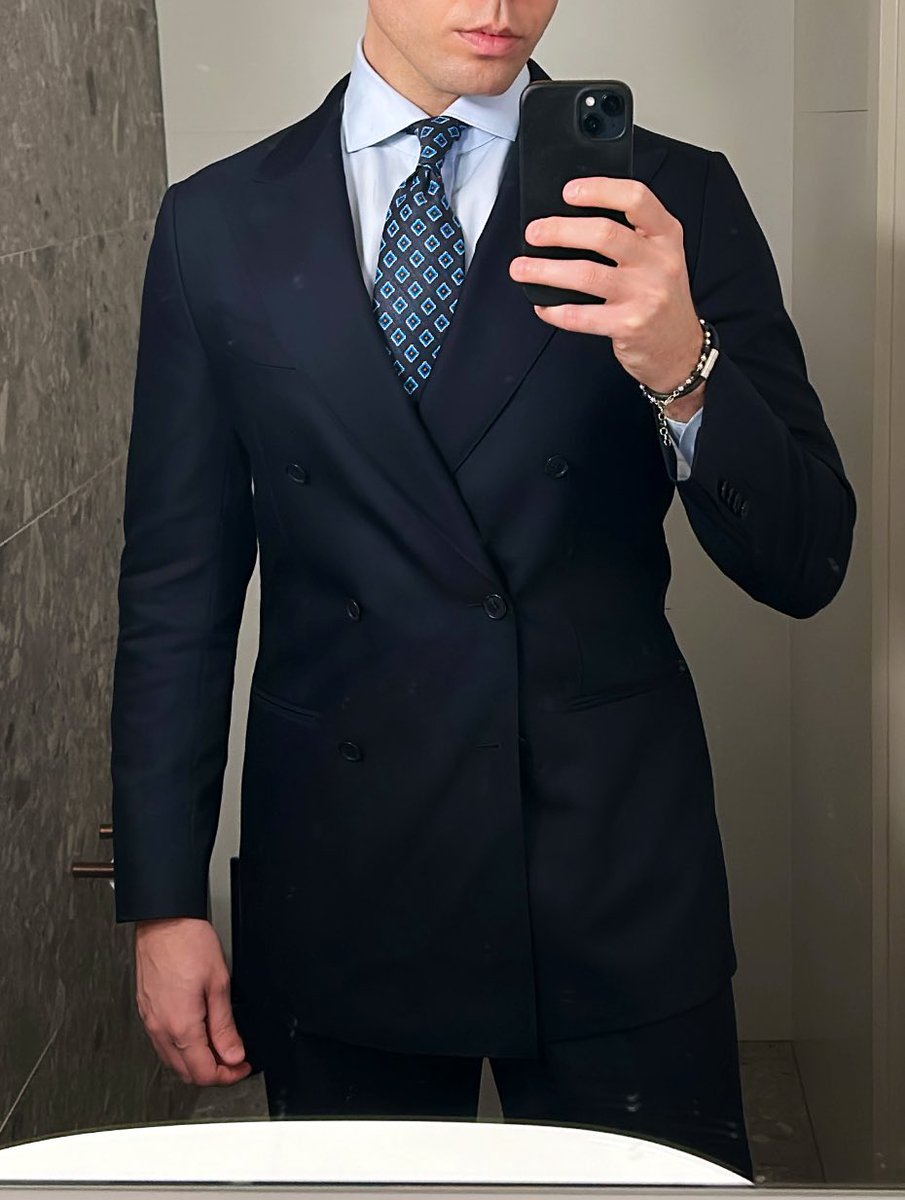 Mm this mirror needs a clean 🧼