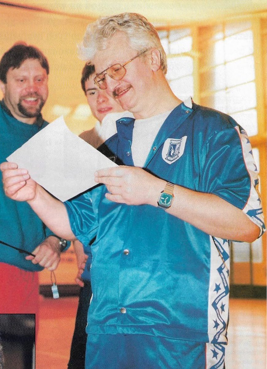 #LechKosz 🏀
Idzie zima, więc w tym okresie częściej wracam myślami do hal i do koszykówki.

Na zdjęciu trener Wojciech Krajewski, główny architekt sukcesów koszykarskiego Lecha w latach 80. 

W tamtej dekadzie, pod jego sterami Kolejorz był hegemonem na krajowym podwórku. Tylko