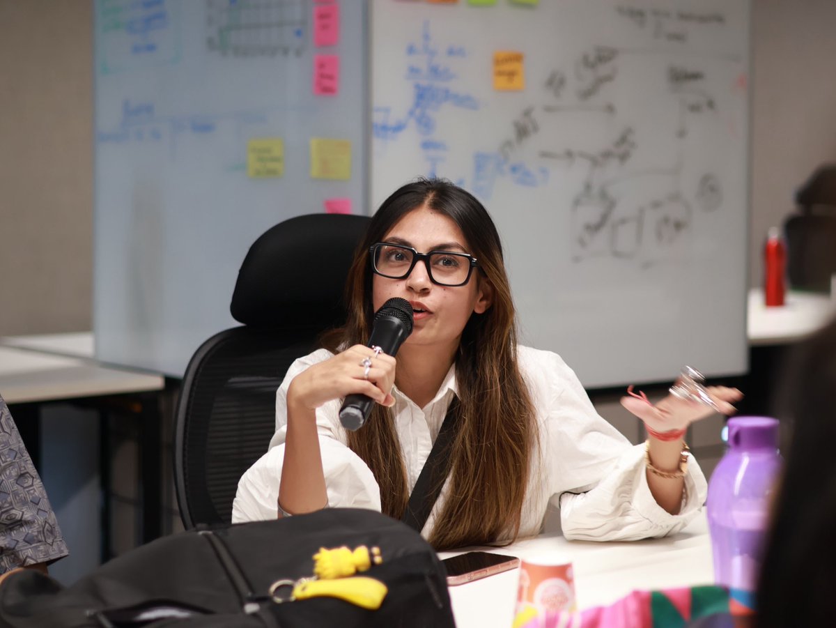 jigyasa_0203's tweet image. I can’t believe this is me. 

I used to be terrified of public speaking. In school I’d get nervous, go blank, and stay quiet even when I knew the answer.

I always thought it was because my English wasn’t good enough

But with time I learned it’s not about language, it’s about…