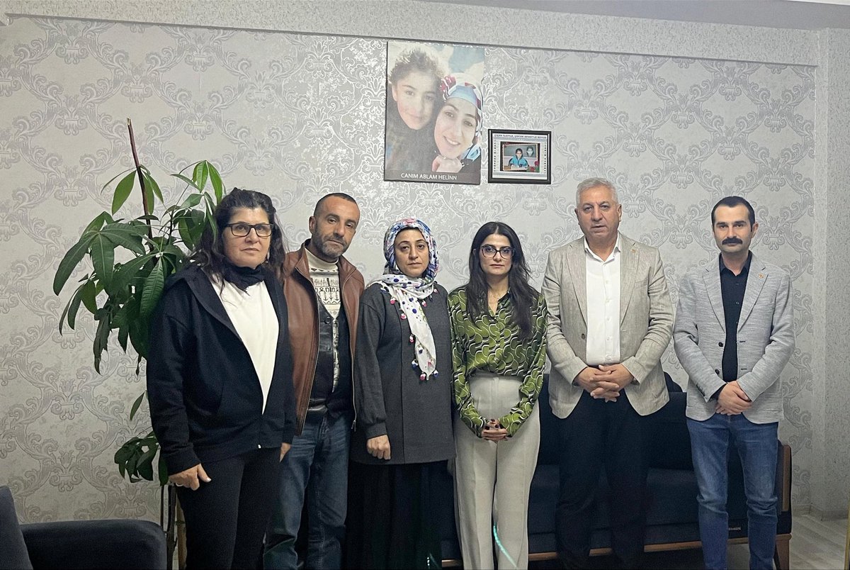 2015 yılında Sur’da annesiyle birlikte fırına giderken zırhlı araçtan açılan ateş sonucu yaşamını yitiren Helin Hasret Şen’in ailesini ziyaret ettik.
Barış için Helin başta olmak üzere katledilen tüm çocukların, yurttaşların failleri gerekli cezayı almalı.
Kürt meselesinde ulusal