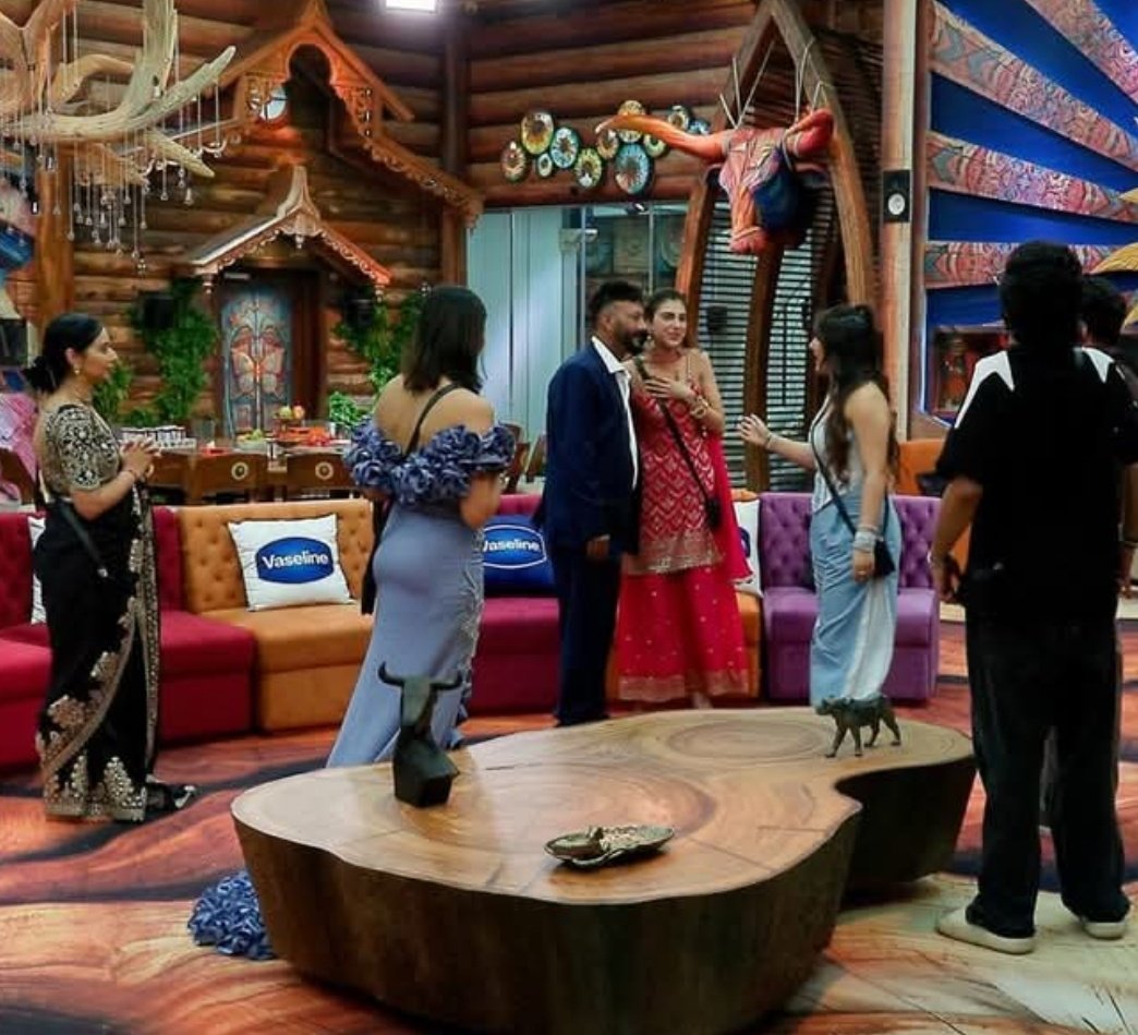 BBossLivefeed's tweet image. #LiveFeed
#ShehbaazBadesha’s father entered the BB house!!

Shehbaz’s father told #Amaal :- Aapki aur Shehbaz ki dosti ko log bhut pasand kar rahe hai.”

#Shehbaz  :- Papa ki hindi mujhe nakli lag rahi hai... 

#Ashnoor :- Uncle aap toh shehbaz ke chote bhai lag rahe ho..