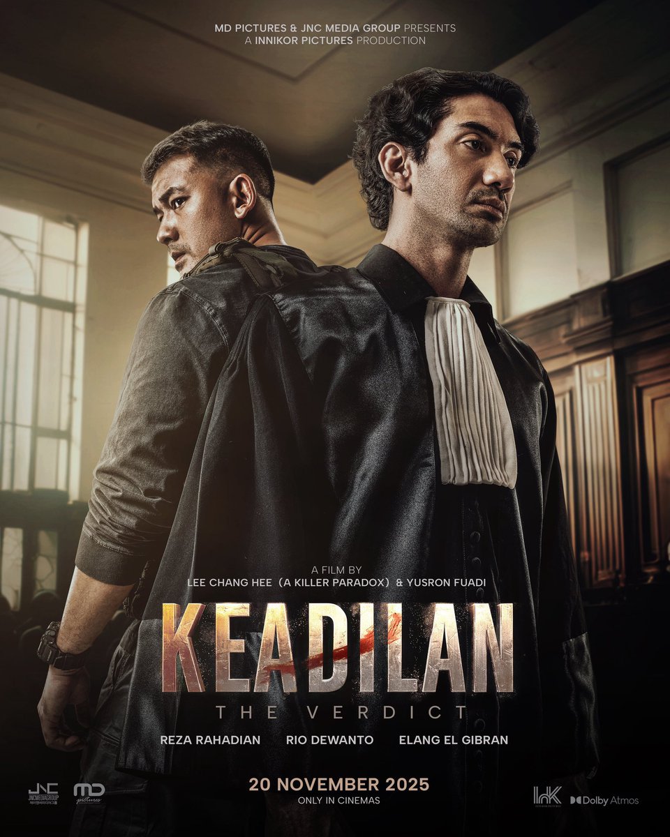 hafilova's tweet photo. Bener kan prediksi saya kemarin kalo Keadilan (The Verdict) ini bakalan jadi film yang bikin gregetan dan nyebelin (dalam artian positif). Sebel liat gimana relevansinya dengan kondisi hukum di negara ini yang bisa dibeli, sebel karena keadilan bisa diatur sesuai pesanan, bikin orang-orang kecil macam satpam pengadilan kayak karakter Raka yang dimainin sam Rio Dewanto terpaksa nekat ngambil tindakan ekstrem jadi teroris dadakan buat nyandera gedung pengadilan, tempat kasus pembunuhan istrinya akan diputuskan. 

Sebel juga liat Reza Rahadian yang jago banget jadi apa aja, termasuk jadi Timo, tipikal pengacara brengsek yang ngebelain kliennya yang sama brengseknya. Penampilannya bikin kita inget kenapa dia selalu jadi pilihan utama buat peran-peran moral-ly ambiguous. Brengsek, tapi believable, dan parahnya… kita tau banget sosok kayak Timo itu ada di dunia nyata.

Kalo sering nonton drakor atau film thriller Korea Selatan, kamu bakalan ngeh kalo secara teknis, Keadilan (The Verdict) berasa beda sama kebanyakan film Indo lain. Dari editing, visual, karakterisasi, sampe momen dramatisnya, semuanya lebih kayak kimchi sinema ketimbang sinematik pecel lele. Ya, maklum aja, Keadilan (The Verdict) ini adalah kerja sama Indonesia dengan perfilman Korsel, termasuk duet kolaborasi sutradara: Lee Chang-hee dan Yusron Fuadi. 

Filmnya sendiri secara keseluruhan bisa dibilang seru, fast paced dan intens. Nyaris gak ada waktu buat drama menye-menye, bahkan sangking cepatnya sampe gak punya waktu buat ngegali back story karakternya. Keadilan (The Verdict) kayak sengaja milih jadi film aksi-thriller yang ngegas terus ketimbang court room drama dengan segala istilah-istilah hukum yang rumit. Ia tahu apa yang mau dikejar: tensi, amarah, dan rasa “anjir! ini kok relate banget sama kenyataan?”. Alih-alih berhenti untuk bikin kita sedih, film ini lebih sibuk ngedorong kita buat ikut naik pitam bareng Raka.

3,5/5
