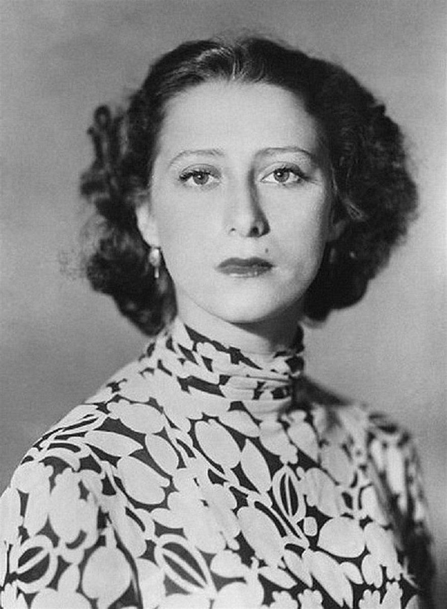 «Коммунизм хуже фашизма. Я жалею эту несчастную страну, в которой никогда хорошо не жилось. Даже животных переделать нельзя, а коммунисты все время старались сделать животных из людей. В результате превратили людей в рабов. Цементом системы был страх». Майя Плисецкая (1925-2015).