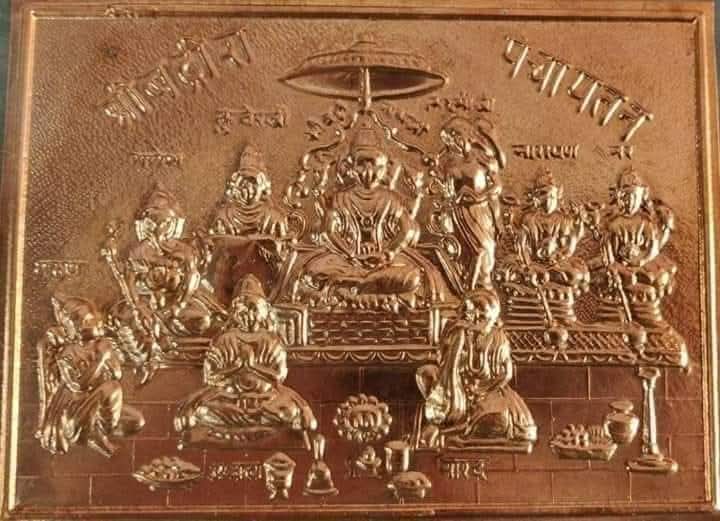 भगवान बदरीनाथ अब 6 महीने घृत कंबल में लिपटे रहेंगे।
भगवान बदरीनारायण को जो घृत कंबल ओढ़ाया जाता है, उसे माणा गांव की महिलाएं और कन्याएं मिलकर तैयार करती हैं...
उत्तराखंड का बदरीनाथ धाम...
भगवान विष्णु का ये धाम जितना विशेष है, उतनी ही विशेष हैं इस धाम से जुड़ी मान्यताएं।
25