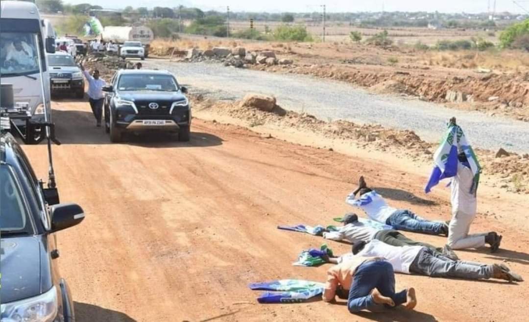 eclector1419857's tweet image. Same Script !

#Jagan #YSRCP