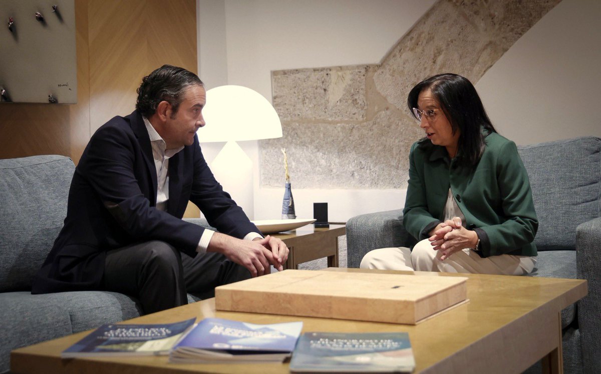 El nuevo síndic del GPP, <a href="/nandopastorl/">Nando Pastor</a>, se reúne con la presidenta de Les Corts, <a href="/LlanosMasso/">Llanos Massó</a>, para comunicarle la presentación de la candidatura de Juanfran Pérez Llorca a president de la Generalitat.

📍<a href="/cortsval/">Corts Valencianes</a>