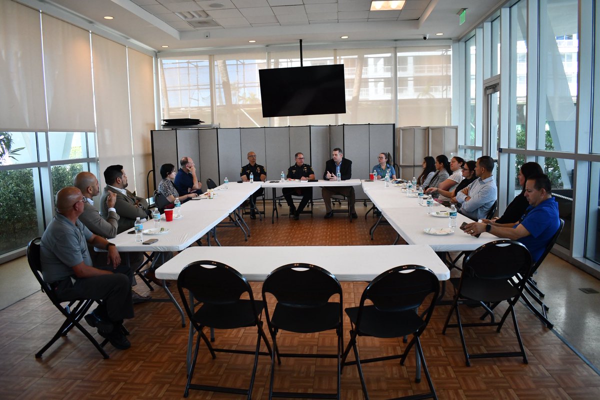 SurfsidePolice's tweet image. Chief Press, Major Matelis, and the Town Manager, met with the Condo and Hotel Board Association. They had a community engagement meeting to discuss several key topics including safety tips for the upcoming Holidays and quality of life issues 🏙️🚨

#surfside #surfsidepd #Police