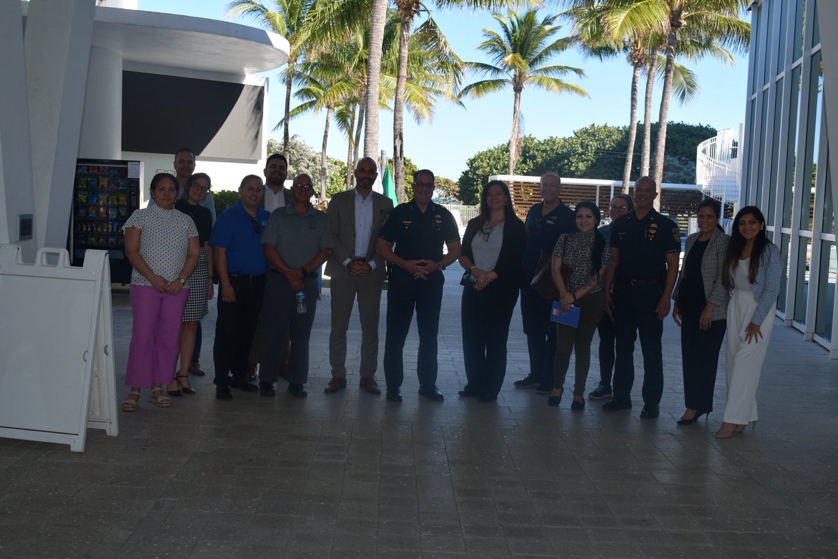SurfsidePolice's tweet image. Chief Press, Major Matelis, and the Town Manager, met with the Condo and Hotel Board Association. They had a community engagement meeting to discuss several key topics including safety tips for the upcoming Holidays and quality of life issues 🏙️🚨

#surfside #surfsidepd #Police