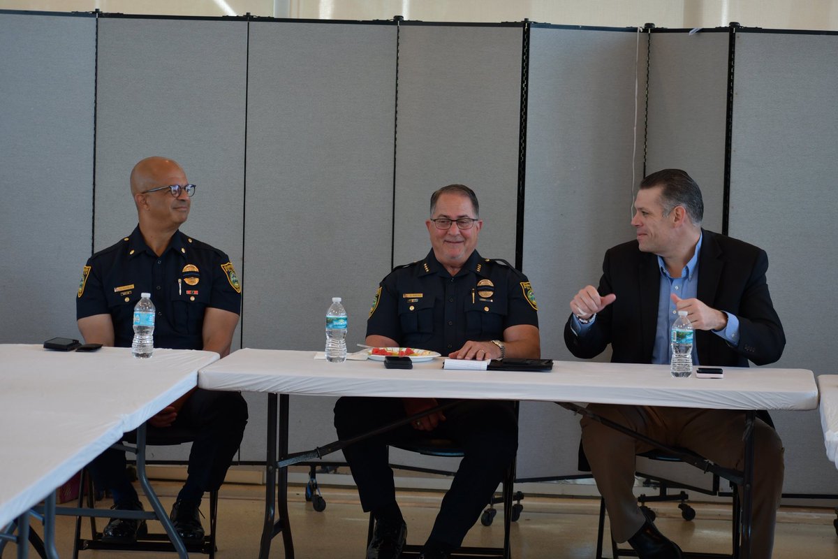 SurfsidePolice's tweet image. Chief Press, Major Matelis, and the Town Manager, met with the Condo and Hotel Board Association. They had a community engagement meeting to discuss several key topics including safety tips for the upcoming Holidays and quality of life issues 🏙️🚨

#surfside #surfsidepd #Police