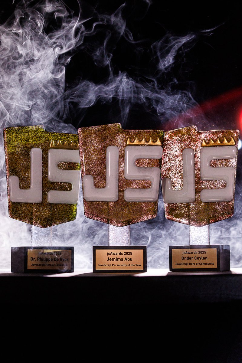 Jemimaabu's tweet photo. Not me winning an award for my personality 👀

I’m so honoured to have received the JavaScript Personality of the Year at the #jsAwards 2025 ✨

Huge thanks to the @jsPolandConf team for the recognition and for organising such an amazing event! 💛 https://t.co/E0NqcyouKK