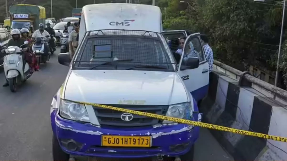 बेंगलुरु में लुटेरों ने RBI अफसर बनकर 7 करोड़ रुपए लुट लिए

दरअसल ATM के लिए कैश ले जा रही वैन को लुटेरों ने अधिकारी बनकर दस्तावेज जांच का बहाना बना कर रोक लिया 

इसके बाद वैन में बैठे हुए कर्मचारियों और 7 करोड़ कैश को जबरन अपनी गाड़ी में डालकर फरार हो गए

और  आगे जाकर