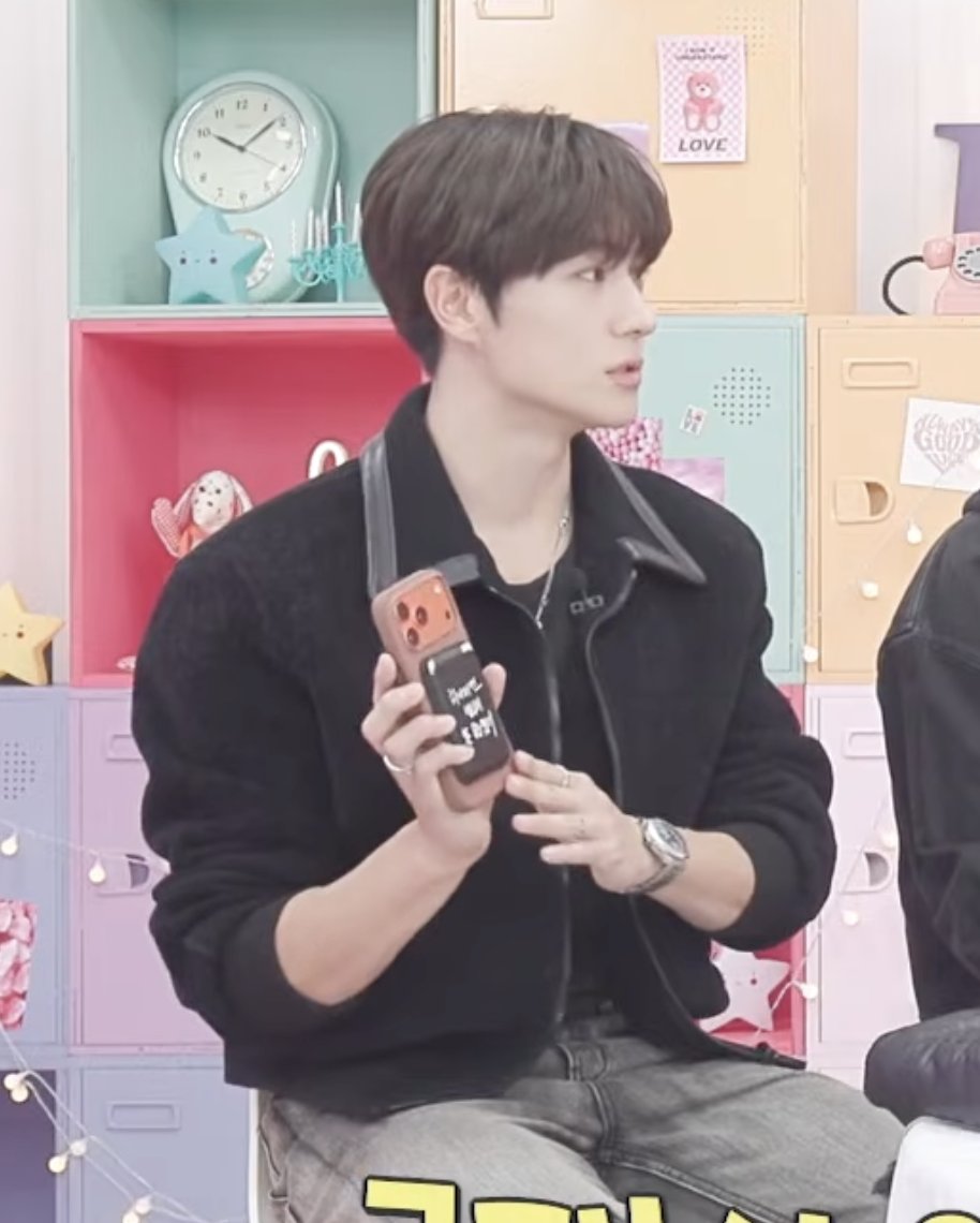 deobimom's tweet image. omg milnyu matching cases????

#HYUNJAE #현재 #NEW #뉴