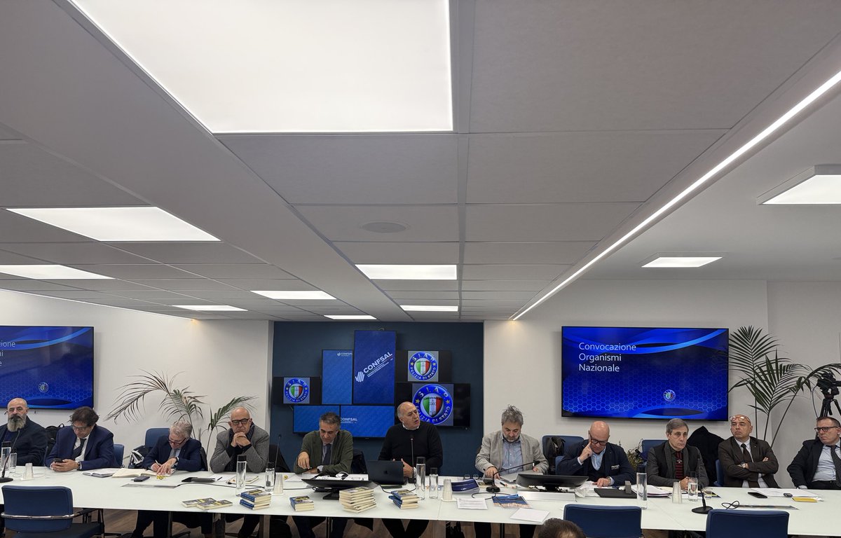 PressOfficeSiap's tweet photo. #Lavoriincorso. Oggi la 
#DirezioneNazionaleSIAP è riunita e sta affrontando i principali nodi critici: mancanza di risorse nel DDL Bilancio, straordinari non pagati, carenza di personale e timori sul fronte previdenziale. https://t.co/Lgi9VpJ7vV