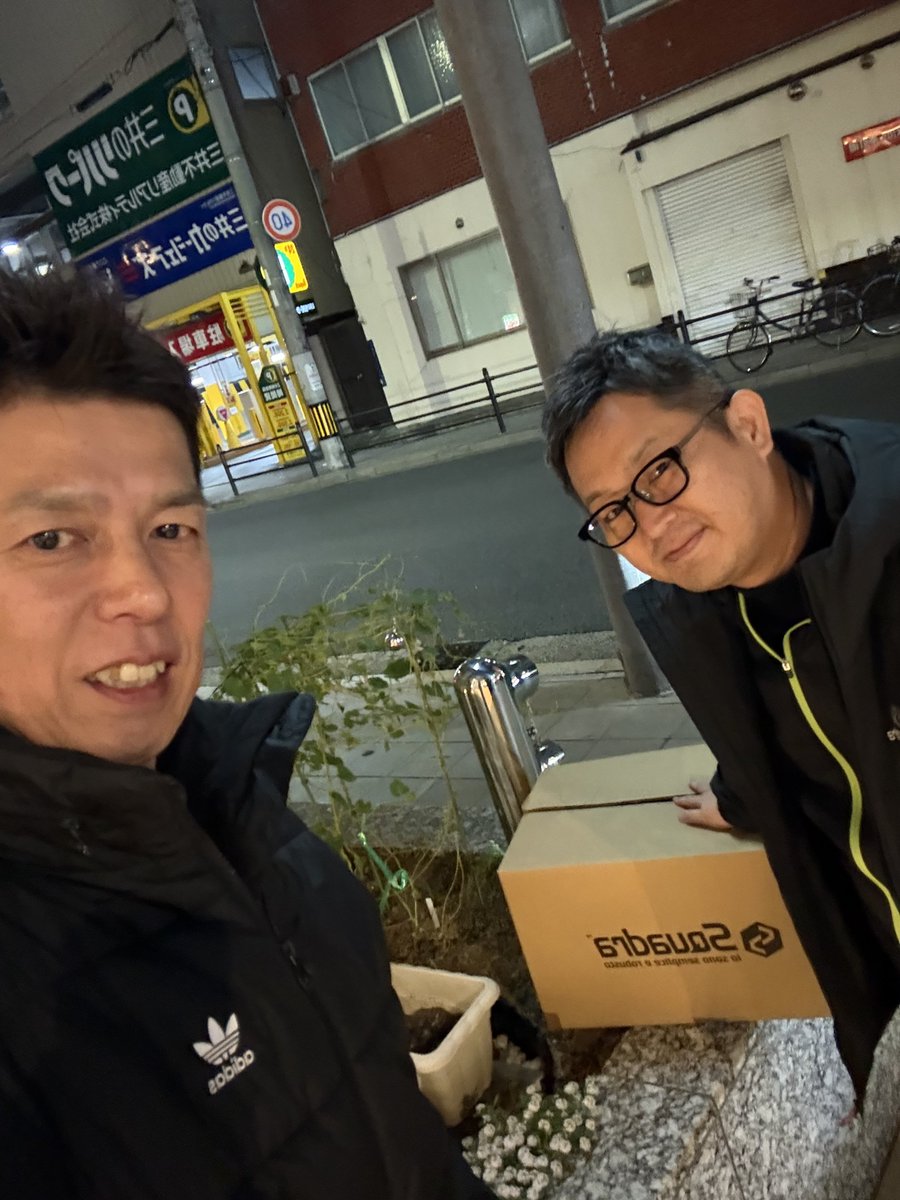 9vb_reports's tweet image. 気温低い予想だったので…
急遽、防寒着を購入。
スクアドラさんに無理言って、短納期で作ってもらいました🙏
@kimihikokatsuya 社長が直々に大阪のホテルまで届けてくれて、無事に明日の予選に着れます☺️

ホント助かりました！
ありがとうございます🙇

#スクアドラ
#ウォーマージャケット