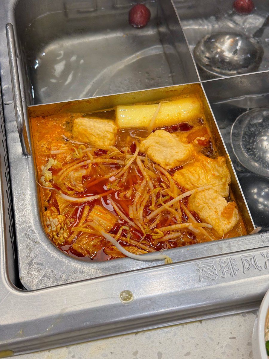 BBERRY_V's tweet image. 강남 하이디라오 미친점 하이디라오 초코케이크 ㅈㄴ 맛있어 🍫🍰 직원분에게 꺼내달라고 하면 바로 꺼내주시는데 훠궈 마시고 먹어주면 존〰️나 맛있당 얘들아 두유피 완자 우삼겹말이 &amp;lt;&amp;lt; 이거 아직 안 먹어본 사람 없지.. 이거 말아주는 친구 절대 놓치지마 안에 팽이버섯까지 넣으면 더 맛있음