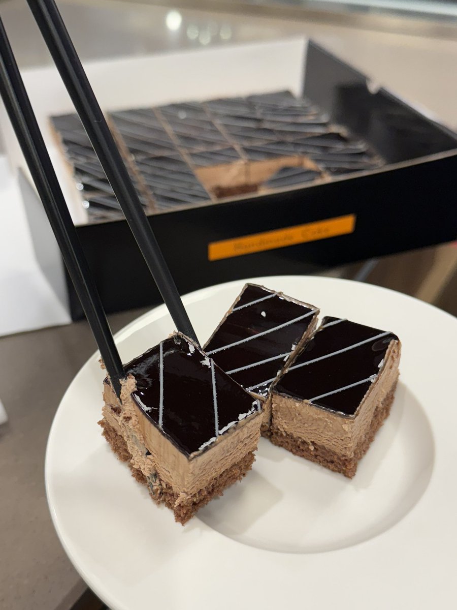 BBERRY_V's tweet image. 강남 하이디라오 미친점 하이디라오 초코케이크 ㅈㄴ 맛있어 🍫🍰 직원분에게 꺼내달라고 하면 바로 꺼내주시는데 훠궈 마시고 먹어주면 존〰️나 맛있당 얘들아 두유피 완자 우삼겹말이 &amp;lt;&amp;lt; 이거 아직 안 먹어본 사람 없지.. 이거 말아주는 친구 절대 놓치지마 안에 팽이버섯까지 넣으면 더 맛있음