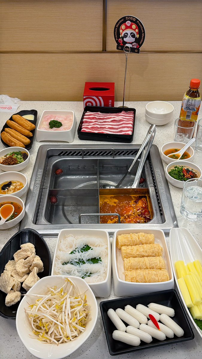 BBERRY_V's tweet image. 강남 하이디라오 미친점 하이디라오 초코케이크 ㅈㄴ 맛있어 🍫🍰 직원분에게 꺼내달라고 하면 바로 꺼내주시는데 훠궈 마시고 먹어주면 존〰️나 맛있당 얘들아 두유피 완자 우삼겹말이 &amp;lt;&amp;lt; 이거 아직 안 먹어본 사람 없지.. 이거 말아주는 친구 절대 놓치지마 안에 팽이버섯까지 넣으면 더 맛있음