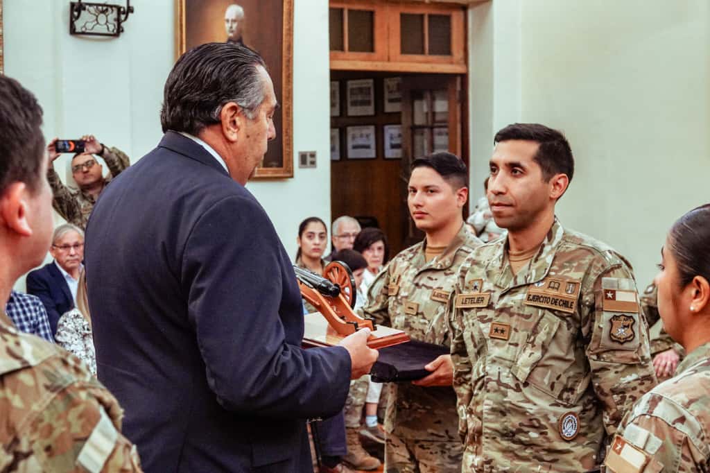 Ejercito_Chile's tweet image. En la Escuela de Artillería se llevó a cabo la ceremonia de graduación del Curso Avanzado de Oficiales del Arma de Artillería donde Tenientes del #EjércitoDeChile se formaron con las competencias para desempeñarse como comandante e instructor de Unidad Fundamental y/o Equipo de…