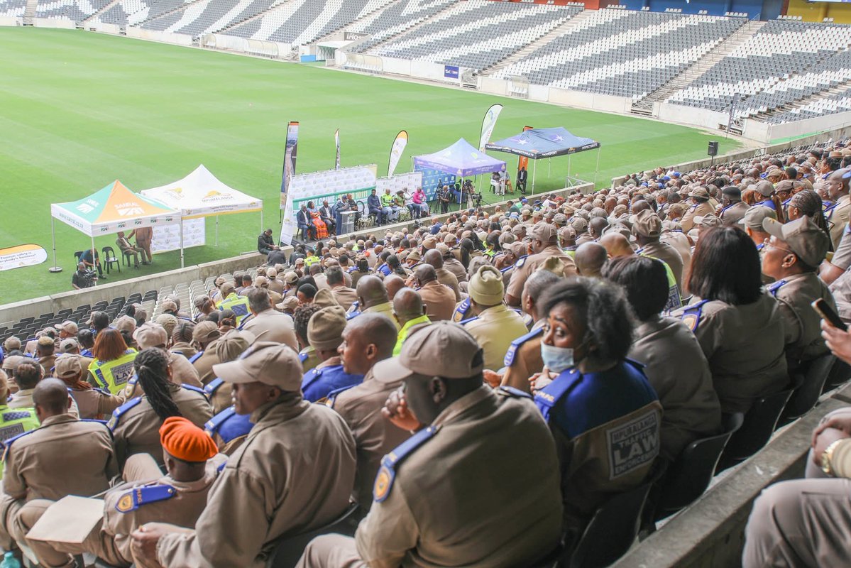 Dotransport's tweet image. Deputy Minister, @MkhulekoHlengwa and Mpumalanga MEC for Community Safety, Security &amp;amp; Liaison, Jackie Macie conducted an inspection and roll-call of traffic law enforcement officers in Mpumalanga

#RoadSafety #ItBeginsWithMe #SaferRoadsForAll