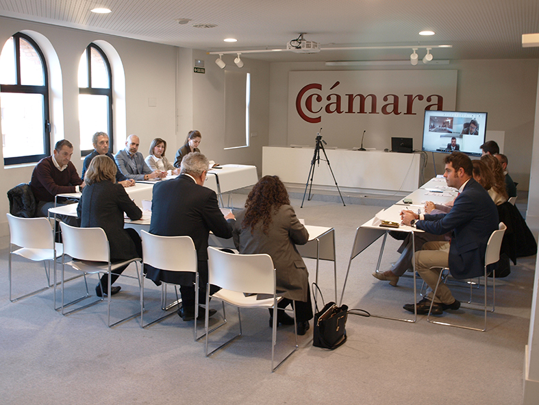 AzEmbSpain's tweet image. 🇦🇿🇪🇸 ¡Recibidos con extraordinaria calidez en #Navarra por el Presidente de @camaranavarra, D. Javier Taberna, y por destacadas empresas líderes del sector!
Excmo. Embajador @RamizHasanov_ presentó el salto estratégico de #Azerbaiyán: el ambicioso desarrollo de las energías…