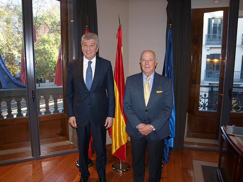 AzEmbSpain's tweet image. 🇦🇿🇪🇸 ¡Recibidos con extraordinaria calidez en #Navarra por el Presidente de @camaranavarra, D. Javier Taberna, y por destacadas empresas líderes del sector!
Excmo. Embajador @RamizHasanov_ presentó el salto estratégico de #Azerbaiyán: el ambicioso desarrollo de las energías…