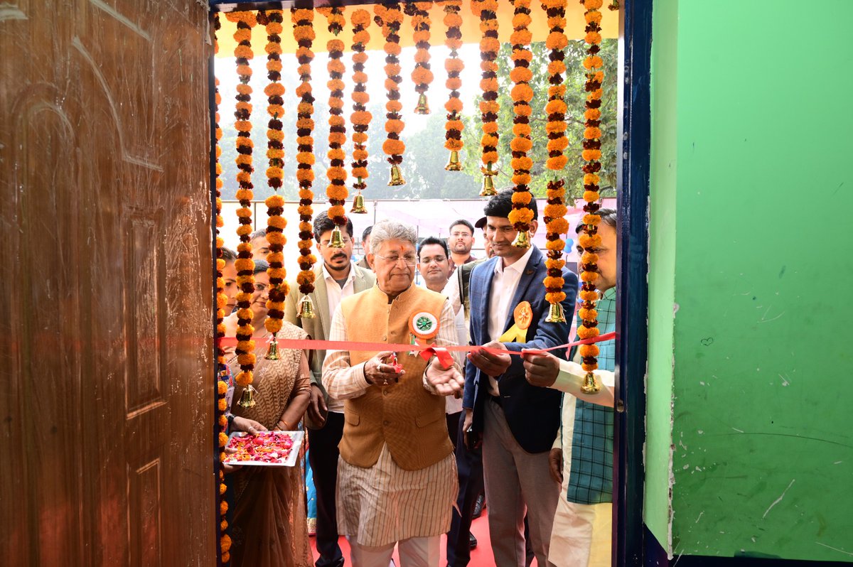 AyodhyaCDO's tweet image. अयोध्या में निपुण भारत के अंतर्गत रूम टू रीड व समग्र शिक्षा की संयुक्त पहल—जिला परियोजना प्रबंधन इकाई (DPMU) का शुभारंभ!
1,523 विद्यालयों में लाइब्रेरी व रीडिंग कॉर्नर के माध्यम से बच्चों में पढ़ने का झुकाव मज़बूत करने की दिशा में बड़ा कदम।
#NIPUNBharat #RoomToRead #Ayodhya