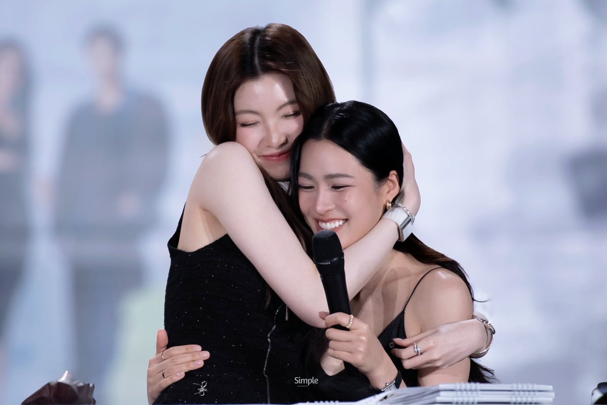 69__Simple's tweet image. จิ้นทอด.. ฟริ้นนนน...

LINGORM CH3 CALENDAR SIGN 
#หลิงออมปฏิทินช่อง3ปี2569
#LingOrm #Linglingkwong #Ormkornnaphat