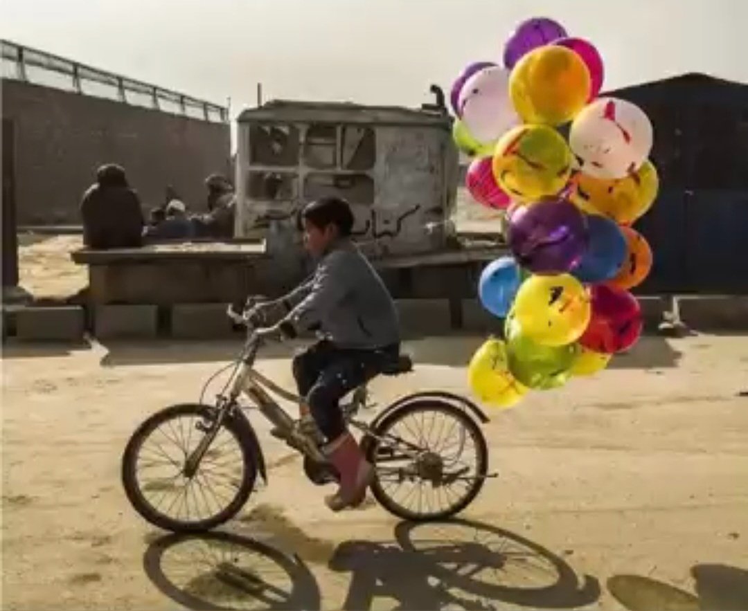 Büyüklerin parada pulda, makam mevkide bulamadığı mutluluğu; bir balonun ipinden tutup yakalamaktır çocukluk.
#20Kasım