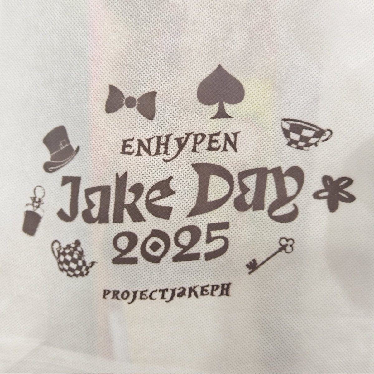 sweetven0ms's tweet image. guess i maxed out my luck for this year kasi hindi ko napili ang bag na sinasabi ng staff na may something 😭 LOL happy bday jakeyboo 🤍🤍🤍

#JakeInWonderland @ProjectJakePH
