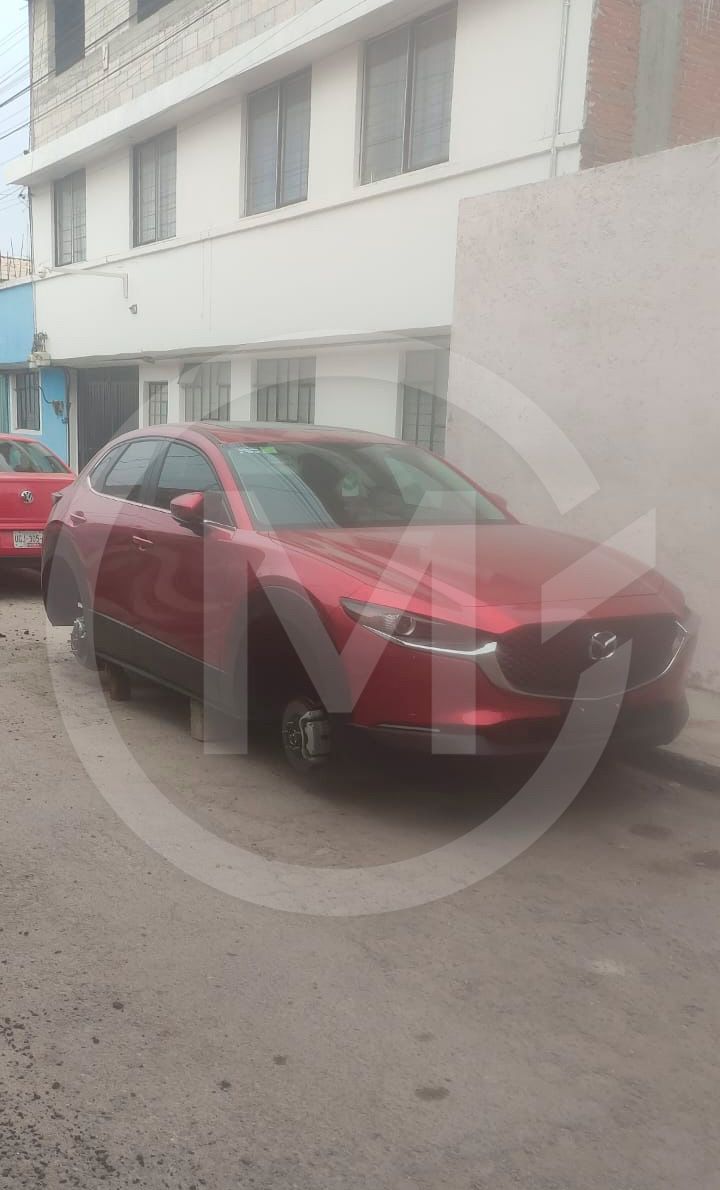 carlosmartinh's tweet image. 🚨 Sobre tabiques, así dejaron un auto en 38 norte, entre 4 y 6 oriente, en la colonia Santa Bárbara #AsíSucede #CarlosMartínHuerta