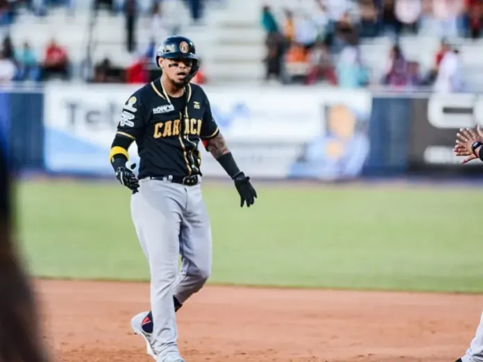 RepubCaraquista's tweet photo. #FuenteDeLosDeseos en 🦁 vuelve a informar:
🔵Orlando Arcia y Arzolay semana que viene.
🟠Fermin y Salvador primera de diciembre.
#RepubliCaraquista 🦁 https://t.co/3kzo37QBqJ