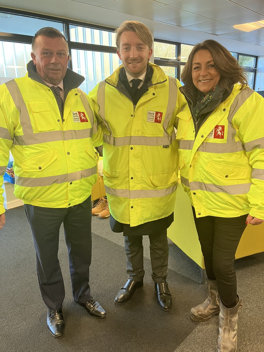 LeaderofKCC's tweet image. 🚧All kitted up and ready to personally fill pothole No.23,000 this morning. 

🚧Since #ReformUK took over KCC we are already 5,000 filled potholes ahead of where the previous administration was at the same point last year 👍 

🚧We are fixing Kent’s roads faster, better and with…