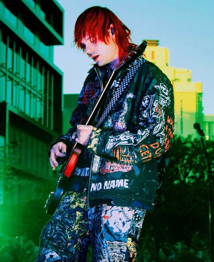 HAPPY BIRTHDAY TO OUR FAVORITE LEAD GUITARIST! <a href="/Michael5SOS/">michael clifford</a>