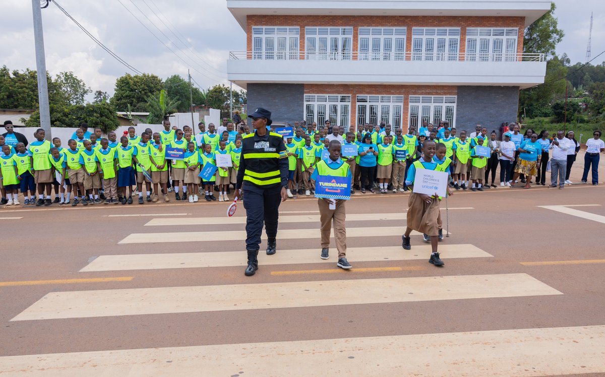Rwandapolice's tweet photo. Uyu munsi,

#Rwandapolice, @unicefrw na @Rwanda_Child bakoze ubukangurambaga ku mutekano wo mu muhanda bwabereye kuri Canal Olympia mu karere ka Kicukiro, mu bikorwa byo kwizihiza Umunsi Mpuzamahanga w’Abana 2025.

Ubu bukangurambaga bugamije kwimakaza imyitwarire iboneye mu muhanda cyane cyane mu mashuri ari hafi y’imihanda irimo ibinyabiziga byinshi.

Iki gikorwa cyaranzwe n'inyigisho z’ubumenyi ku mutekano wo mu muhanda ndetse n’imyitozo ngiro yo kwambuka umuhanda ku banyeshuri, abarimu n’ababyeyi.