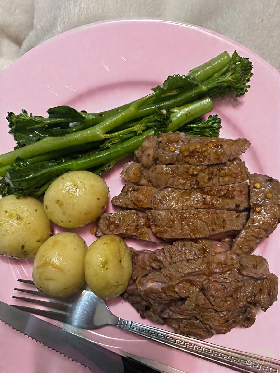 bellaislovely_'s tweet image. My boyfriend makes me steak dinners when I get my period so I can get some iron🥺