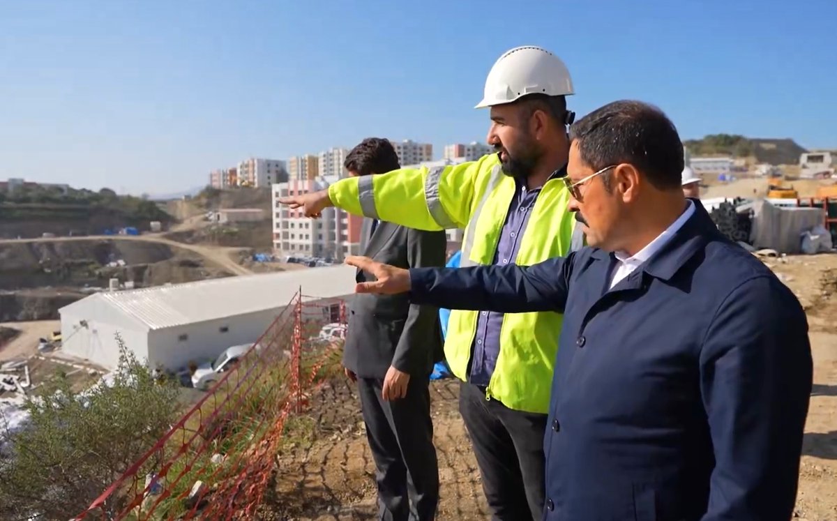 Defne’de afet konutlarının ve ticaret merkezlerinin yapımı sürüyor
Hatay’ın Defne ilçesinde 6 Şubat 2023’teki depremlerin ardından yapımına  başlanan 6 bin 737 afet konutunun ve 15 ticaret merkezinin inşası devam  ediyor
yerelhavadis.net/defnede-afet-k…